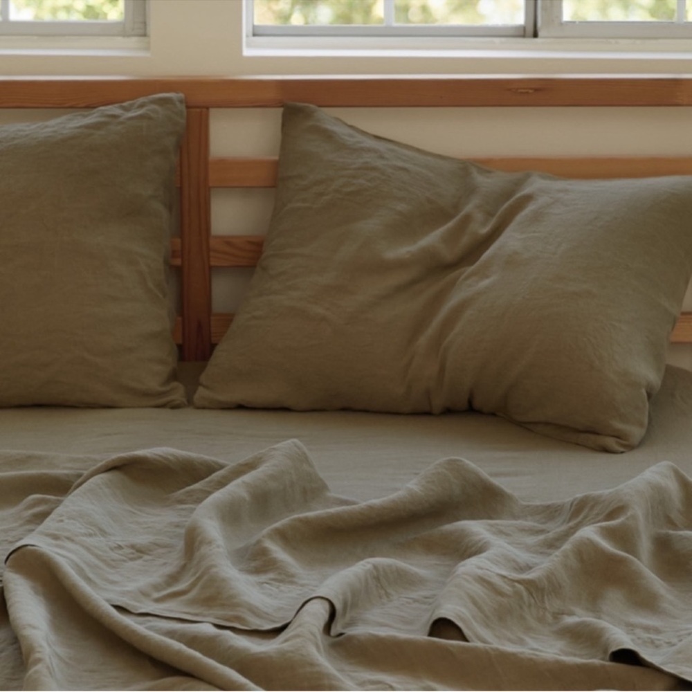 Parachute fitted twin linen sheet